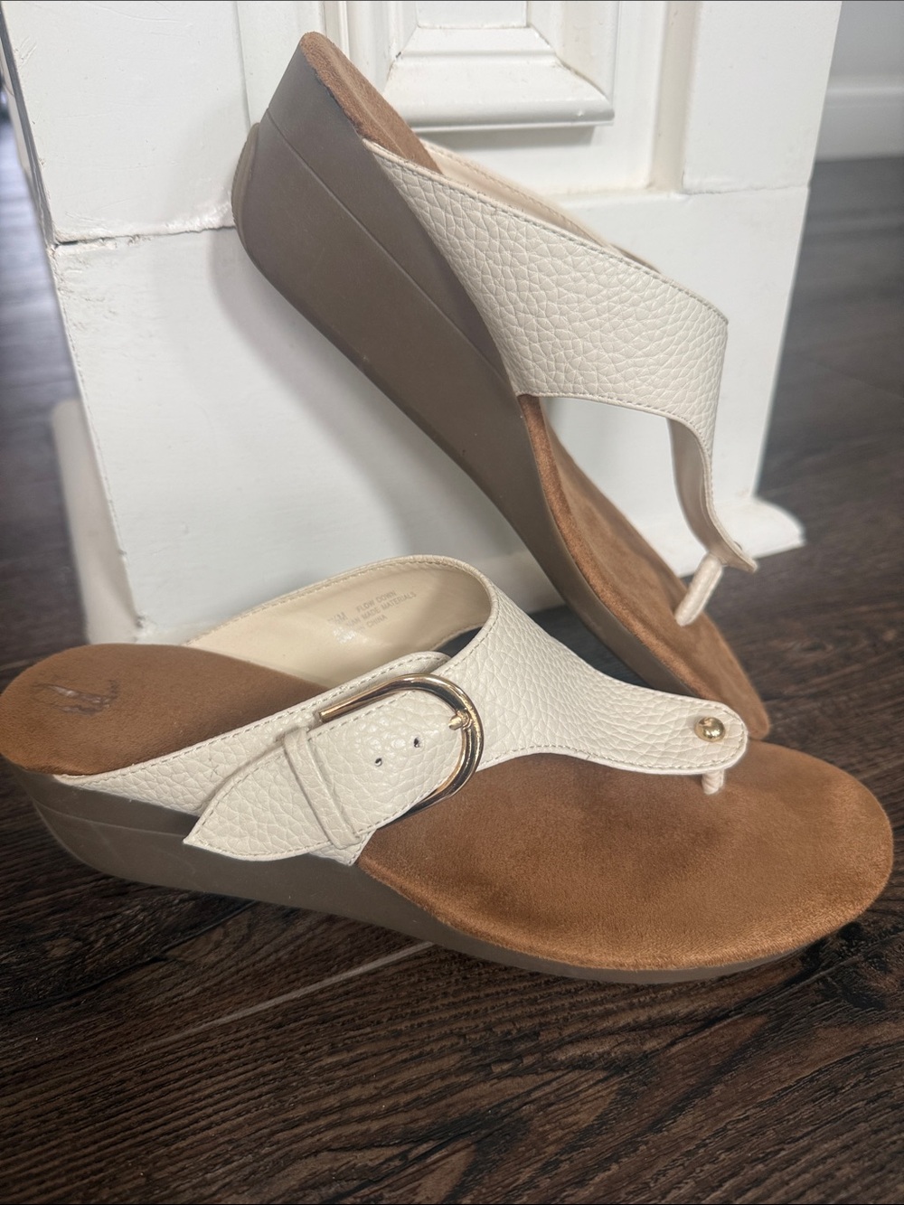 Aerosoles Flow Down Women's Wedge Thong Sandals with Buckle Ivory Gold 7.5